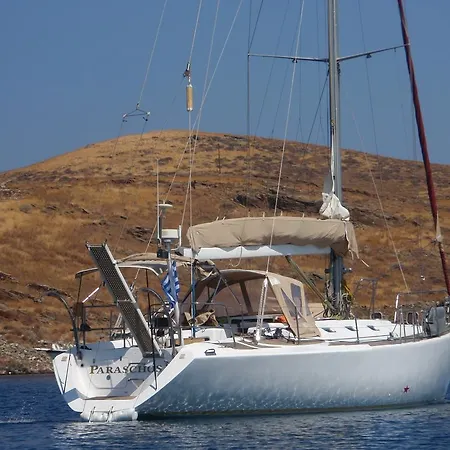 Πλωτό κατάλυμα Paraschos *