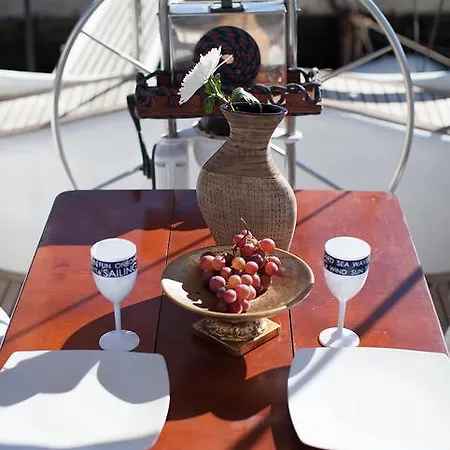 Botel Paraschos Tourlos